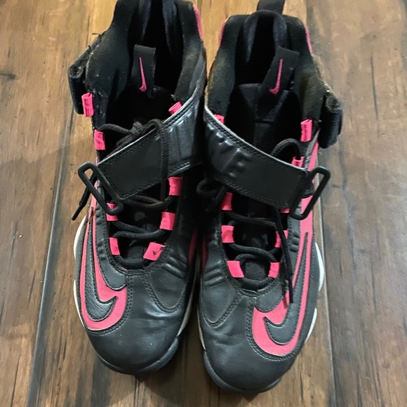 The Ken Griffey sneaker in a females size 7 still in great condition - Picture 3 of 5